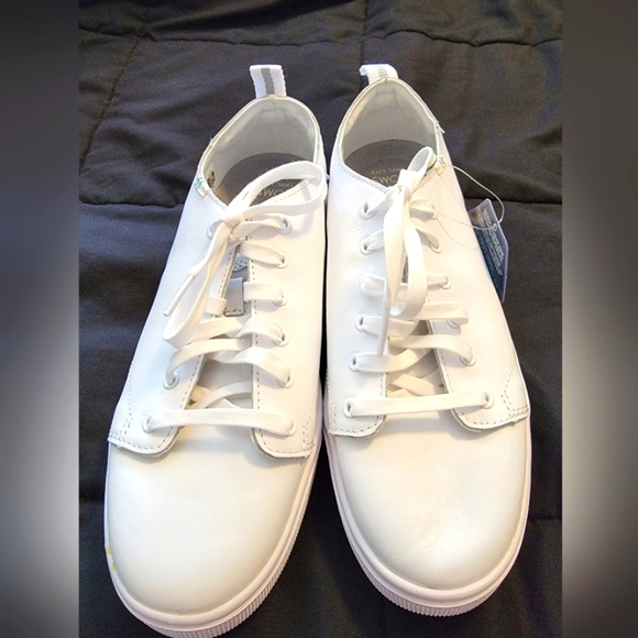 Toms Shoes - NWT Tom's Trvl Lite/Ortho Lite white tennis shoe, size 8.5